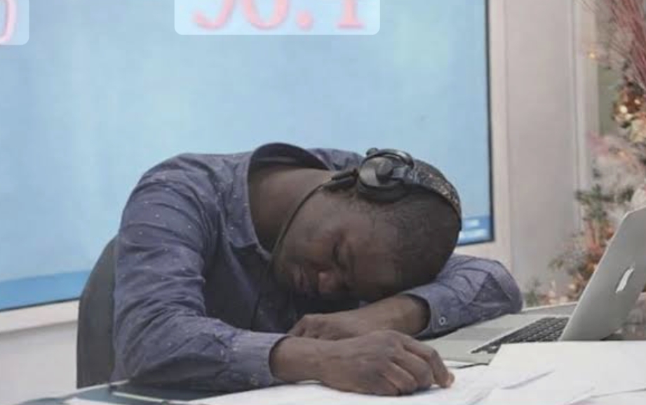 Sénégal : la mort frappe en plein direct, un journaliste s’écroule après l’antenne.