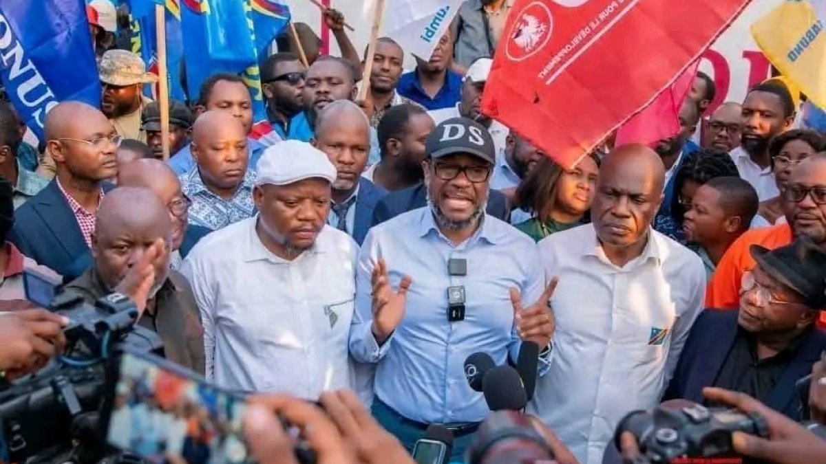 RDC : la coalition C64 rejette les consultations populaires et accuse Tshisekedi de préparer un troisième mandat.